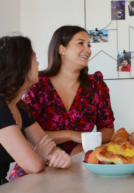 Regarde le livreur arriver avec la nourriture