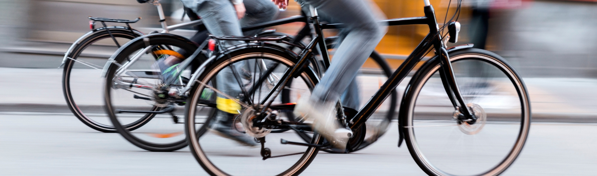 Cyclistes en mouvement sur la route