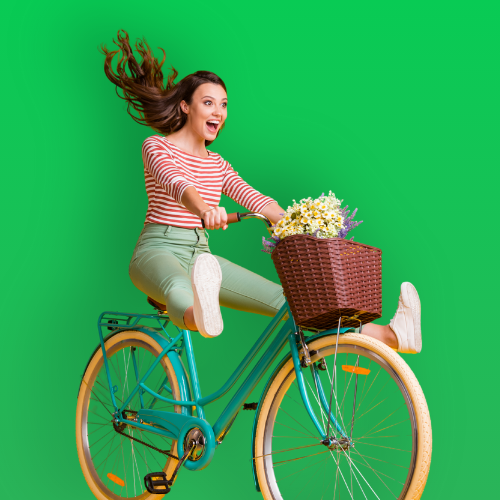Femme souriante sur un vélo coloré.