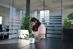 Photo de l'équipe Tiz avec un salarié dans une salle de réunion