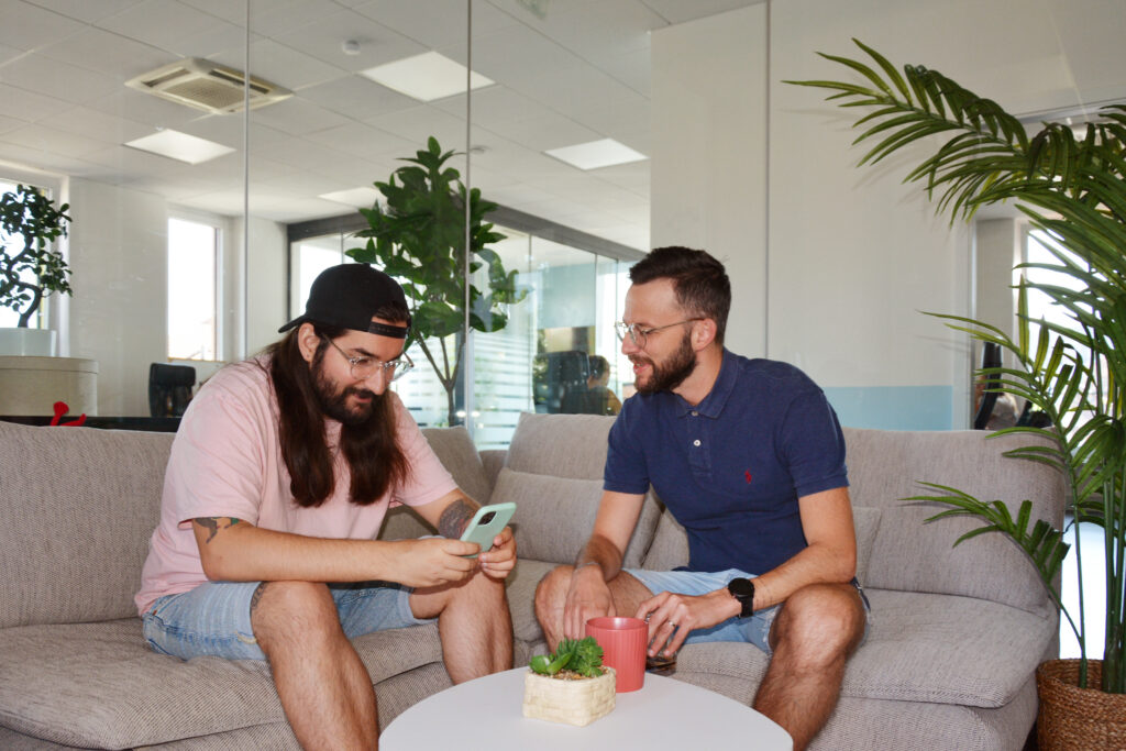 Photo de l'équipe Tiz avec deux salariés sur un canapé