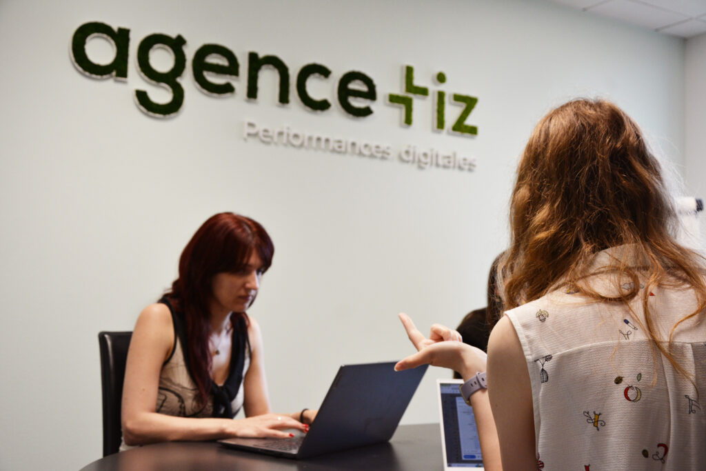 Photo de l'équipe Tiz dans une salle de réunion de l'agence