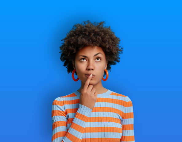 Femme doutant se mettant l'index sur la bouche