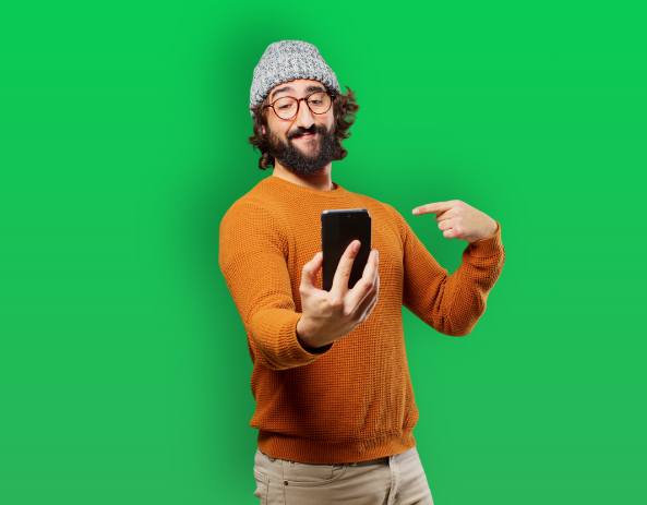 Homme à bonnet se prenant en selfie avec son smartphone