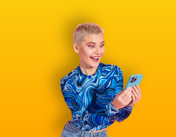 Femme étonnée devant son téléphone portable