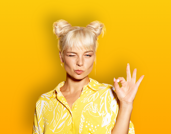 Femme cool faisant le symbole 