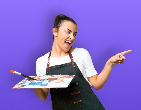 Femme peintre tenant un pinceau et une palette