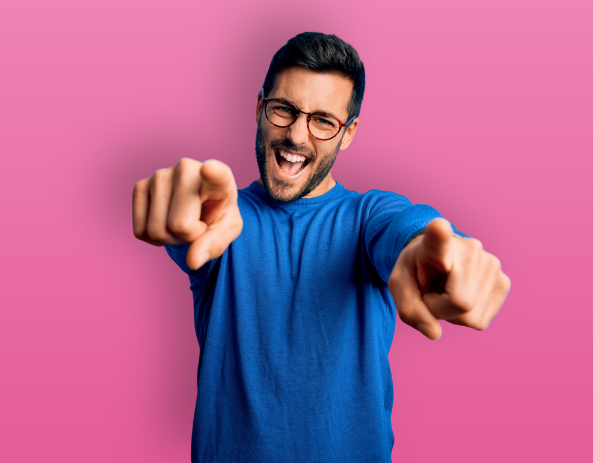 Homme heureux pointant du doigt la caméra