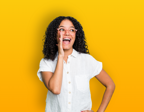 Femme heureuse chuchotant un secret