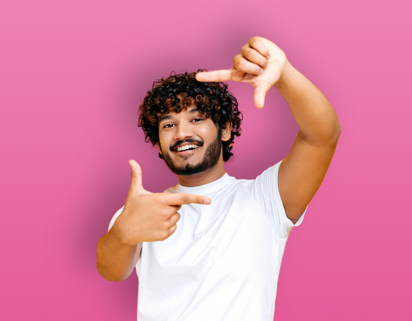 Homme cadrant avec ses doigts comme un photographe