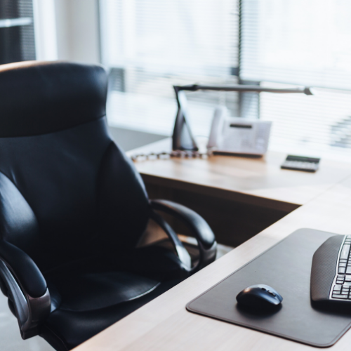 Bureau moderne avec chaise de bureau
