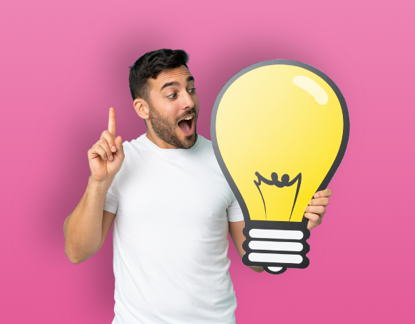 Homme tenant une pancarte en forme d'ampoule