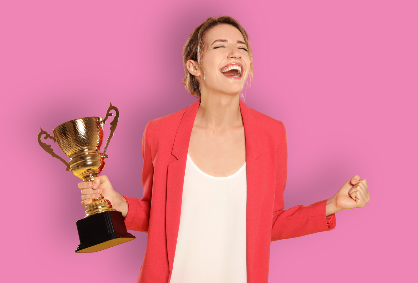 Femme heureuse tenant une coupe