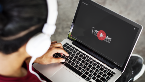 Homme casqué regardant la vidéo de présentation de Philantologie