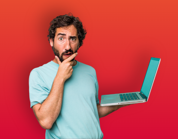 Homme rigolo devant son ordinateur portable