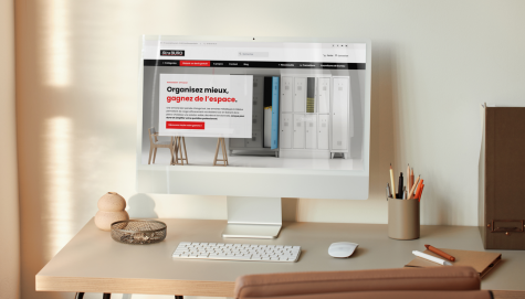 Bureau bien rangé avec le site Straburo affiché dans un ordinateur