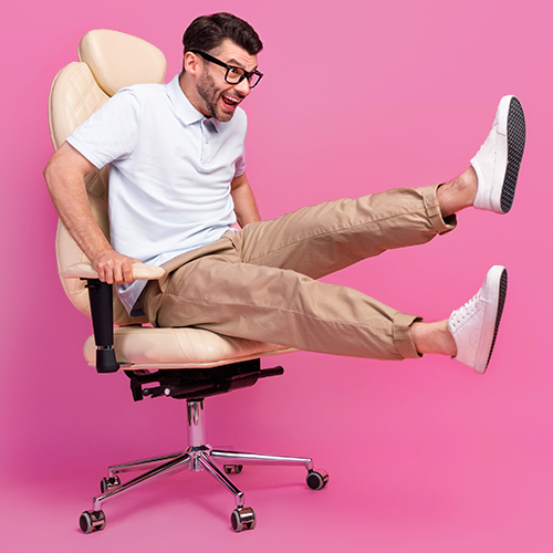 Homme assis sur une chaise pivotante.