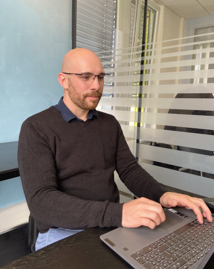 Directeur technique à son poste de travail