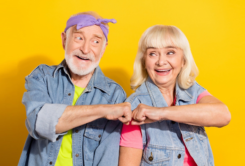 Femme et homme se faisant un check du poing