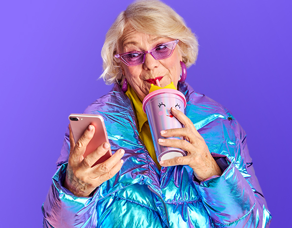 Personne avec un téléphone et boisson.