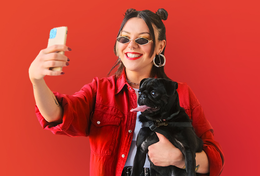 Femme tenant un smartphone et un chien