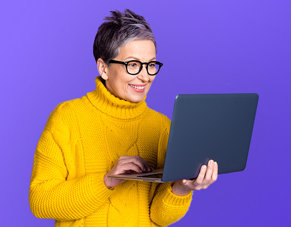 Femme regardant un écran d'ordinateur