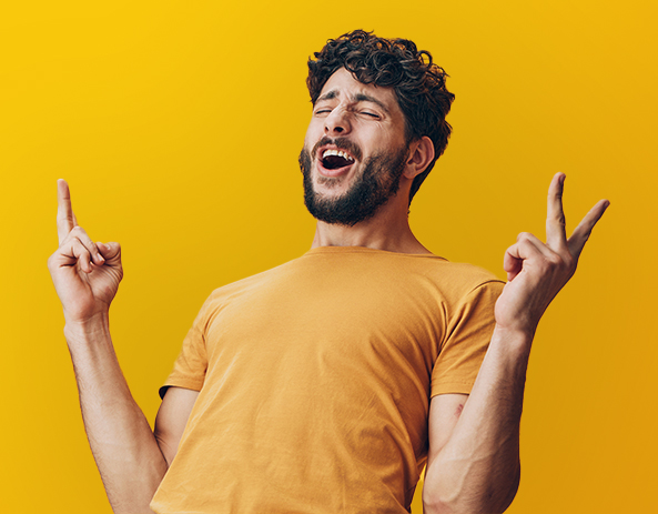 Homme souriant avec un fond jaune.