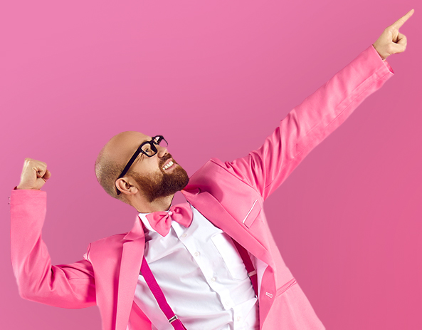 Homme content sur fond rose