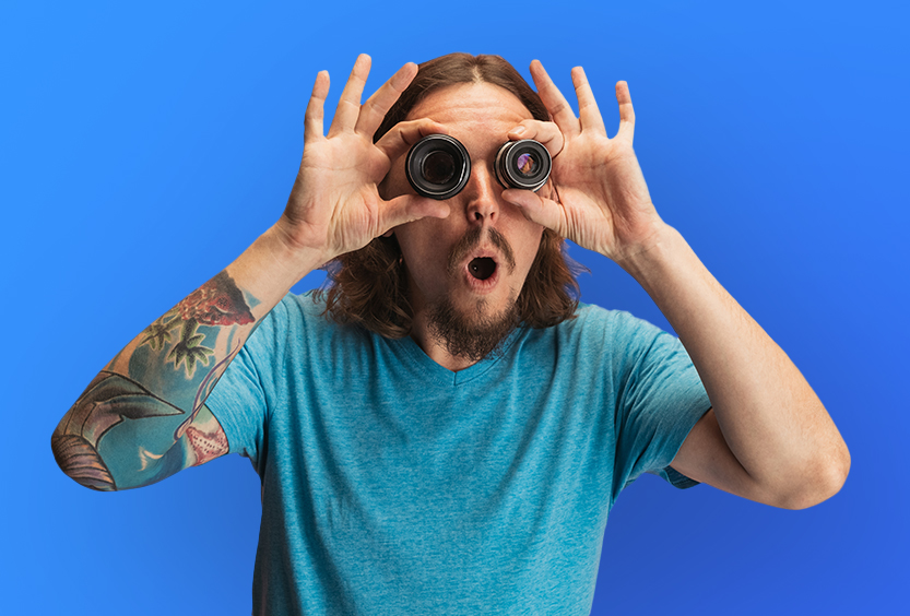 Homme avec un t-shirt bleu.