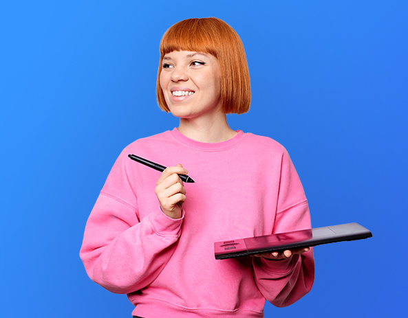 Femme rousse avec un pull rose avec une tablette tactile
