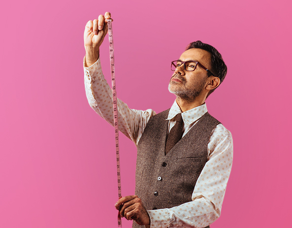 Homme prenant des mesures avec un mètre