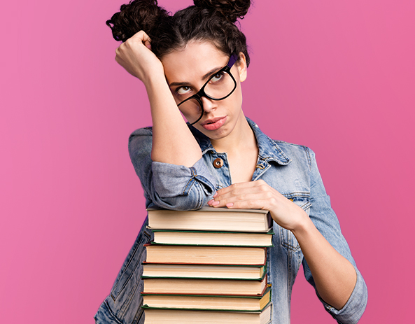Femme avec lunettes accoudée sur des livres