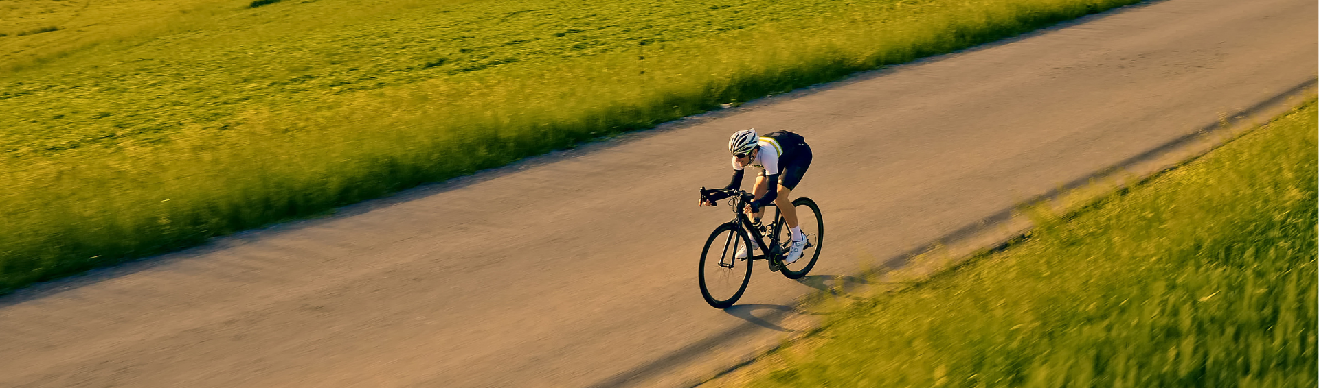 cycliste dans un champ