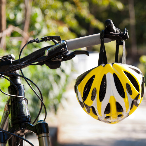 Vélo et casque dans la campagne