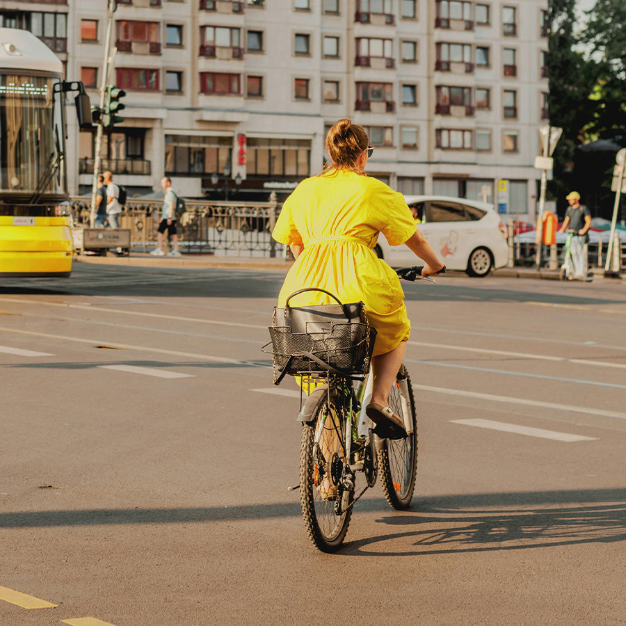 Personne faisant du vélo en ville