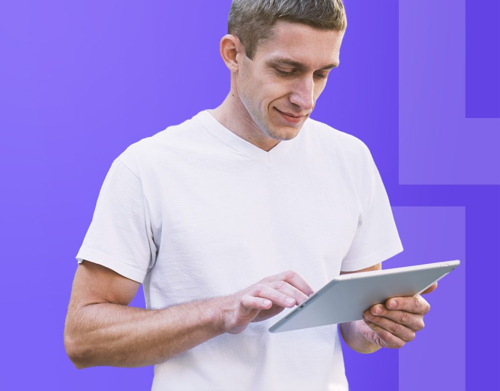 Homme lisant les actualités sur sa tablette iPad