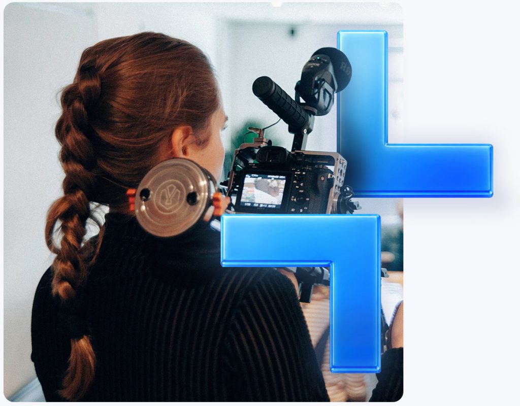 Technicienne audiovisuelle en train de réaliser une captation vidéo d'un évènement