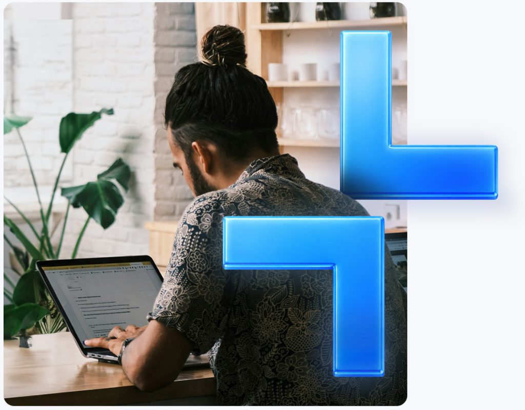 Expert SEO rédigeant un contenu web sur ordinateur