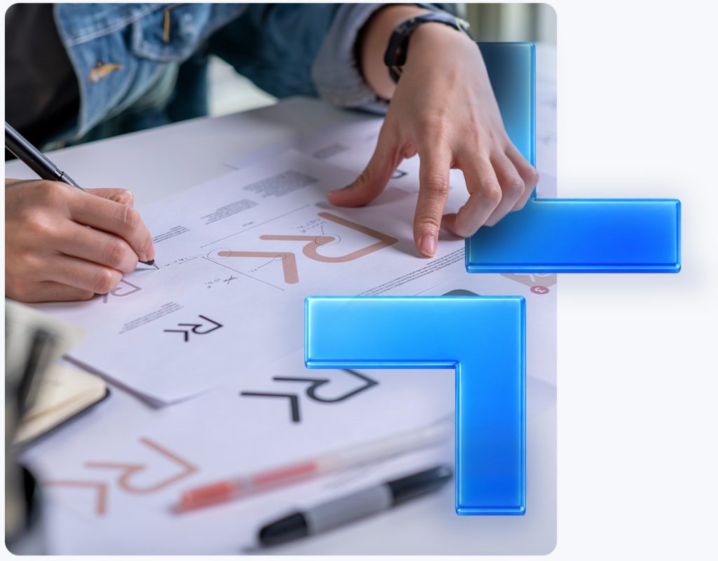 Brand designer dessinant un logotype sur du paper