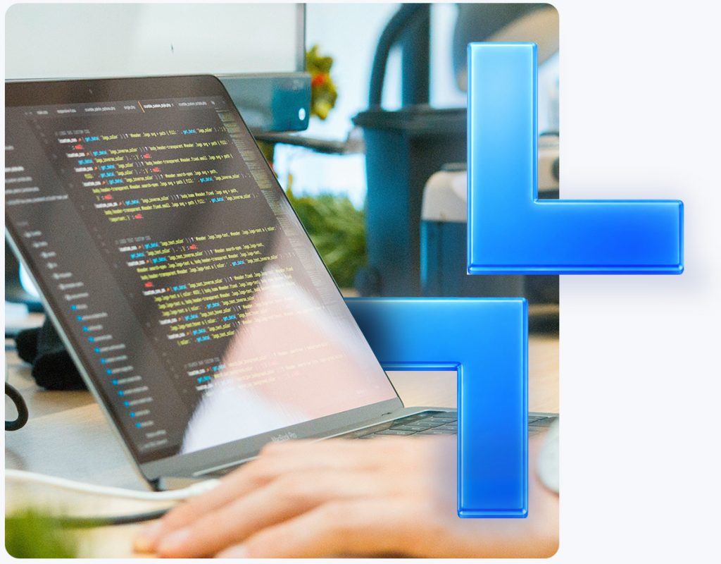 Développeur web en train de développer une application mobile et un site internet