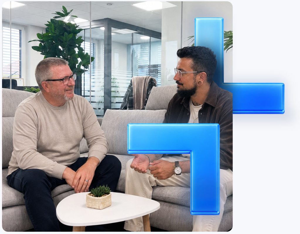 Deux collègues en train de discuter stratégie digitale